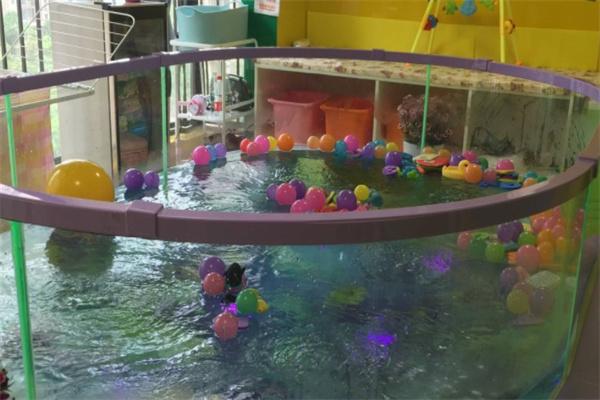 贝吉婴幼儿游泳